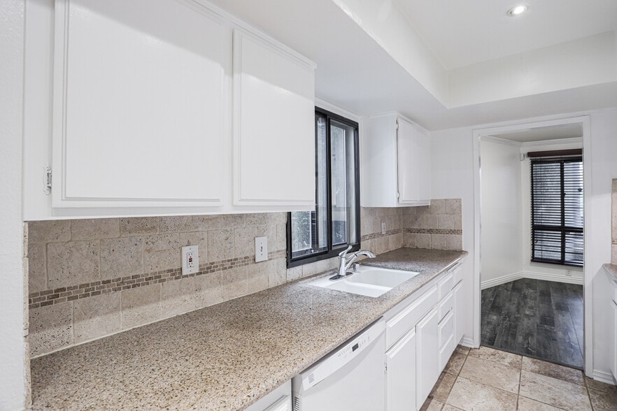 Building Photo - 222 N Rose St