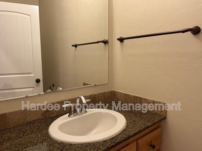 Building Photo - 573 E Halpin Dr