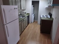Building Photo - 1300 Golden Cir