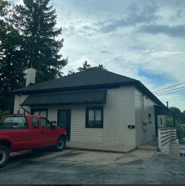 Building Photo - 303 Vincennes Ave