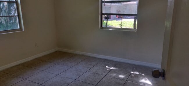 Building Photo - 2 bedroom 1 bath