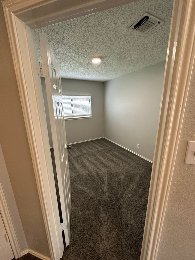 Building Photo - CUTE 3 BEDROOM 2 BATH IN NORTHSIDE ISD