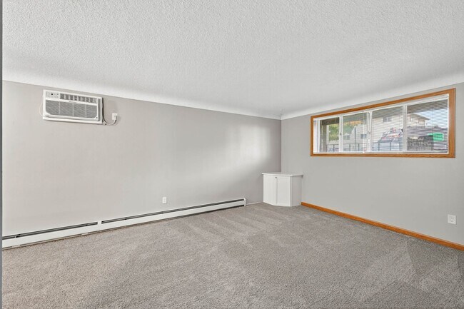 Building Photo - Updated Spacious 2BR/1 Bath Apartment Avai...