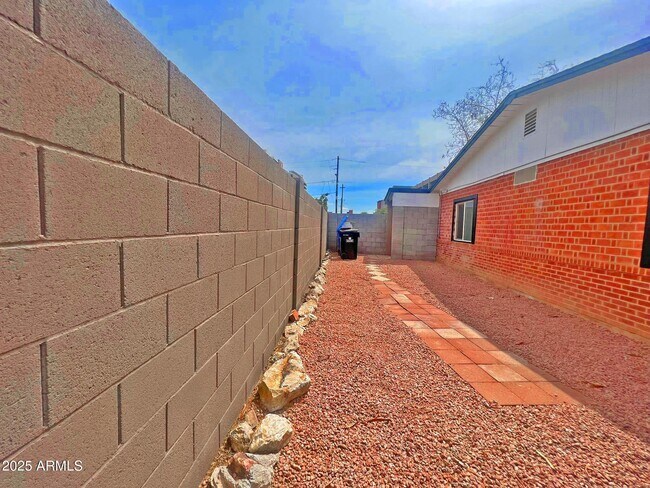 Building Photo - 2720 N 17th Pl