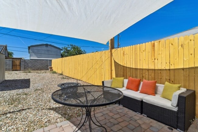 Building Photo - Utilities Included (a $200+ Savings). Charming Updated Duplex Home in Historic District!