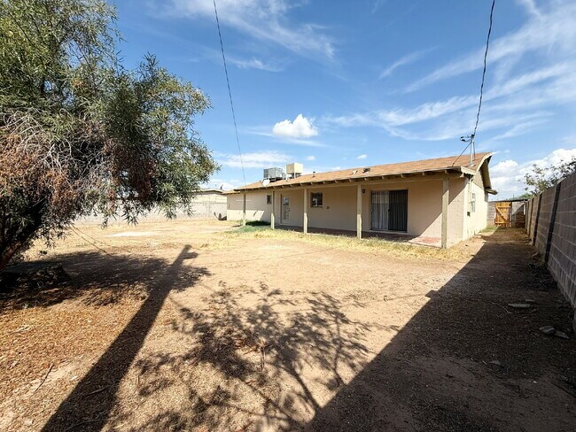 Building Photo - Charming 3-Bedroom , 1 Story ,  FULLY REMO...