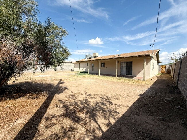Building Photo - Charming 3-Bedroom Oasis with 2 Full Baths...
