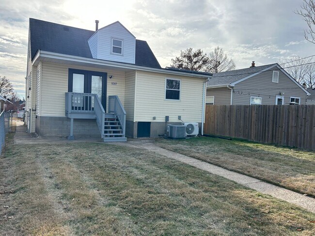 Building Photo - Modern Renovation in Sought-After Area