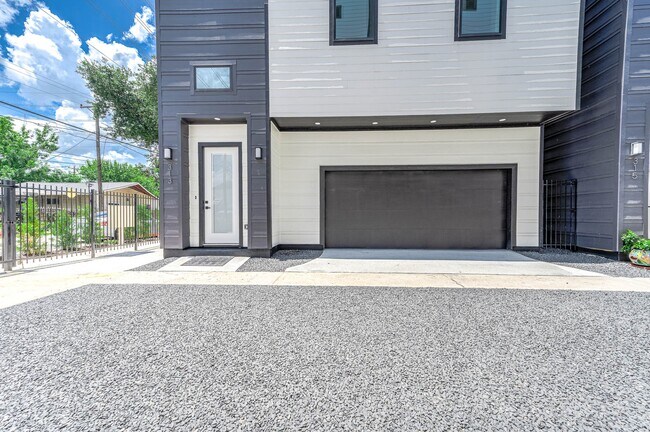 Building Photo - 313 N Nagle St