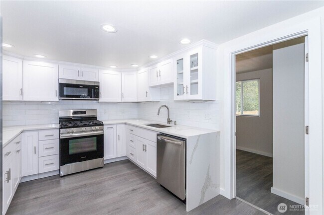 Building Photo - Beautifully Renovated 4-Bedroom Home in De...