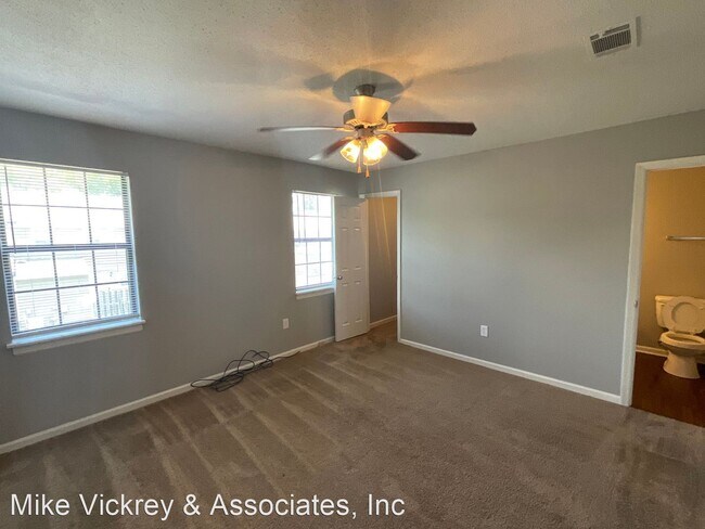 Building Photo - 2 br, 1.5 bath House - 3929 Miramar Court