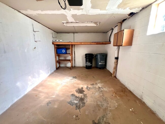 Building Photo - Brentwood - Stunning 3 Bedroom 2 Bathroom ...
