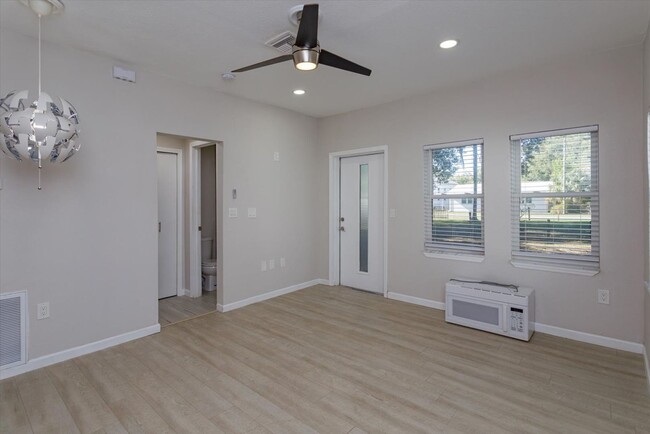 Building Photo - Modern Urban Oasis: Renovated 2 Bed/2 Bath...