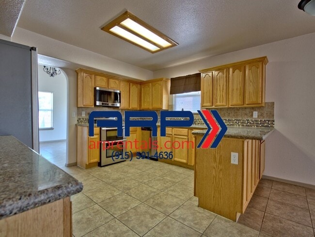 Building Photo - SPACIOUS AND ELEGANT EASTSIDE HOME