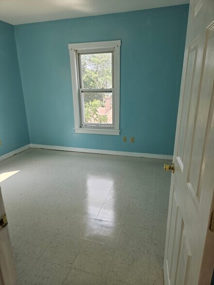 Building Photo - 56 Laval St
