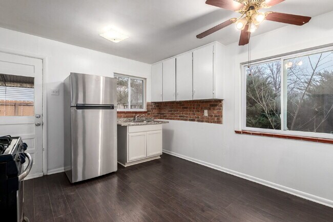 Building Photo - 981 Lansing St