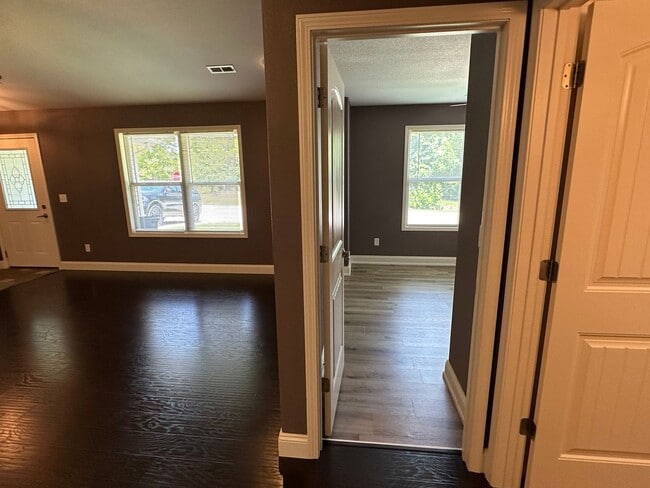 Building Photo - Well Maintained 3 Bed 2 Bath w/ Fence in Waynesville