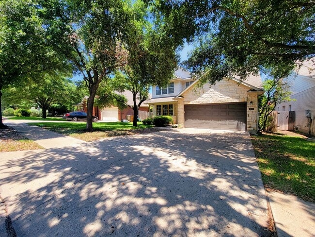 Building Photo - Large 4 Bed, 2.5 Bath Home Perfect for Com...