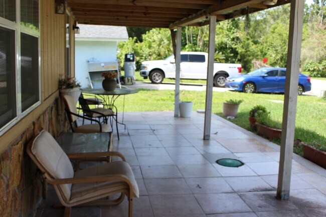 Building Photo - 3 Bedroom/2 Bath Home