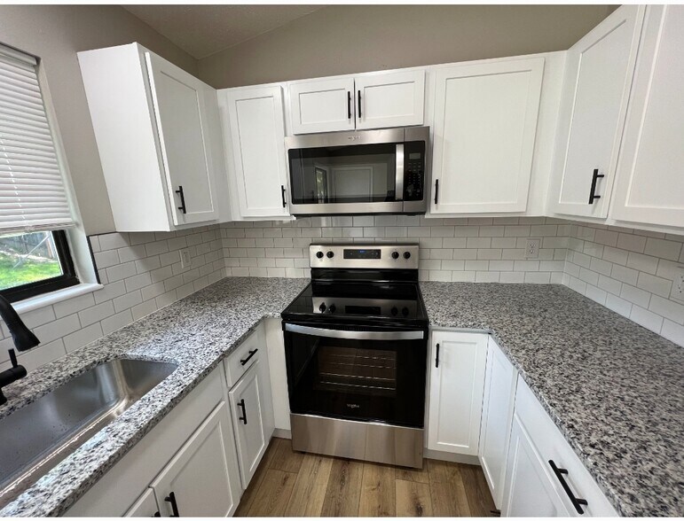 Building Photo - 1350 Manuka Dr