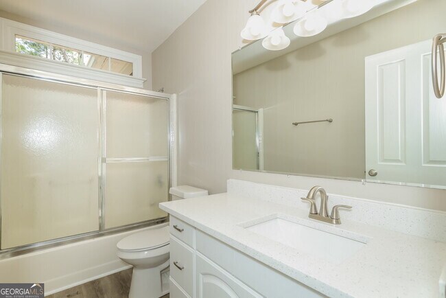 Building Photo - 3073 Essex Dr