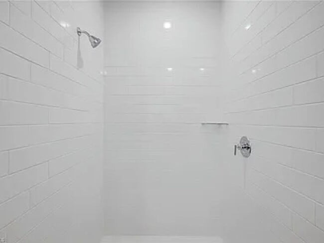 Building Photo - 915 NE 19th St