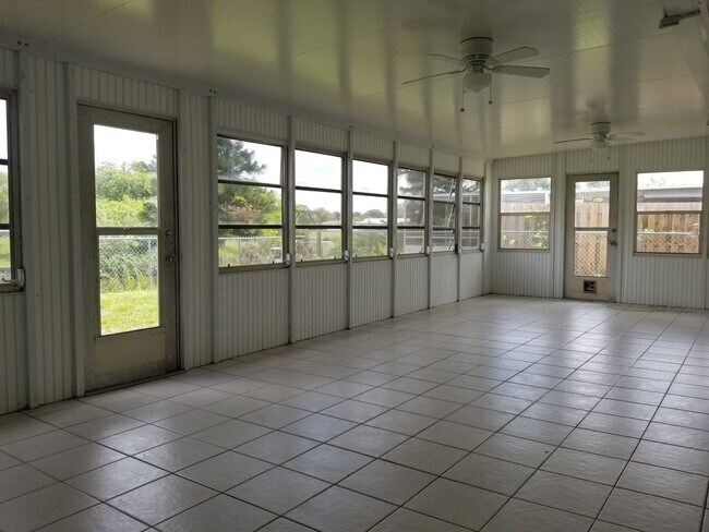 Building Photo - CANAL FRONTAGE / FISH FROM YOUR DOCK