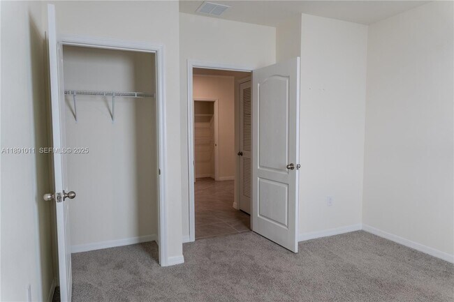 Building Photo - 2025 Doe Run Dr