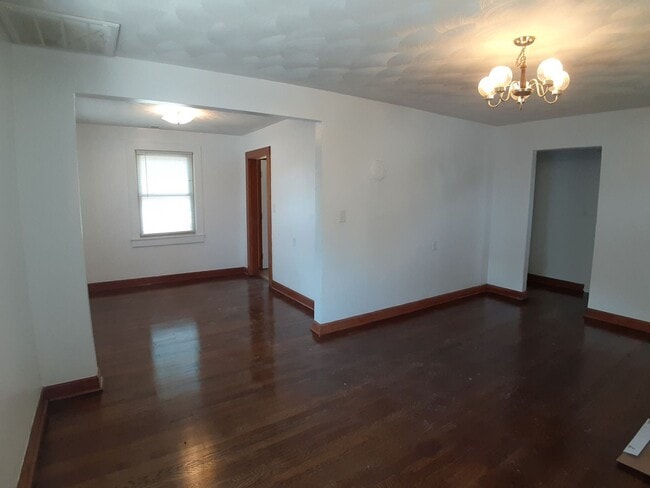 Building Photo - Radford, 2 BR / 1 BA, Available