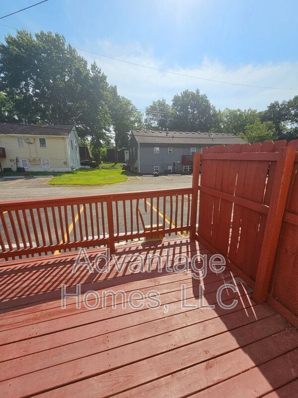 Building Photo - 715 N 70th Terrace