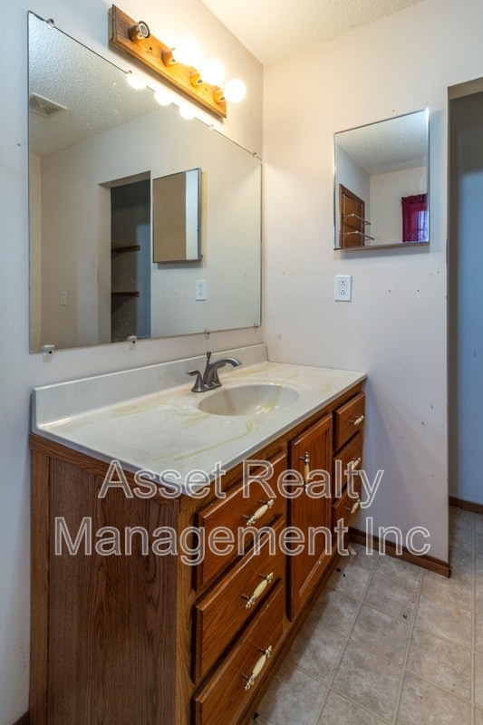 Building Photo - 817 Ridgeview Dr