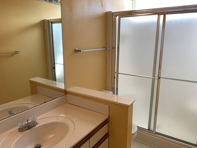 Building Photo - 2136 Clearwater Dr