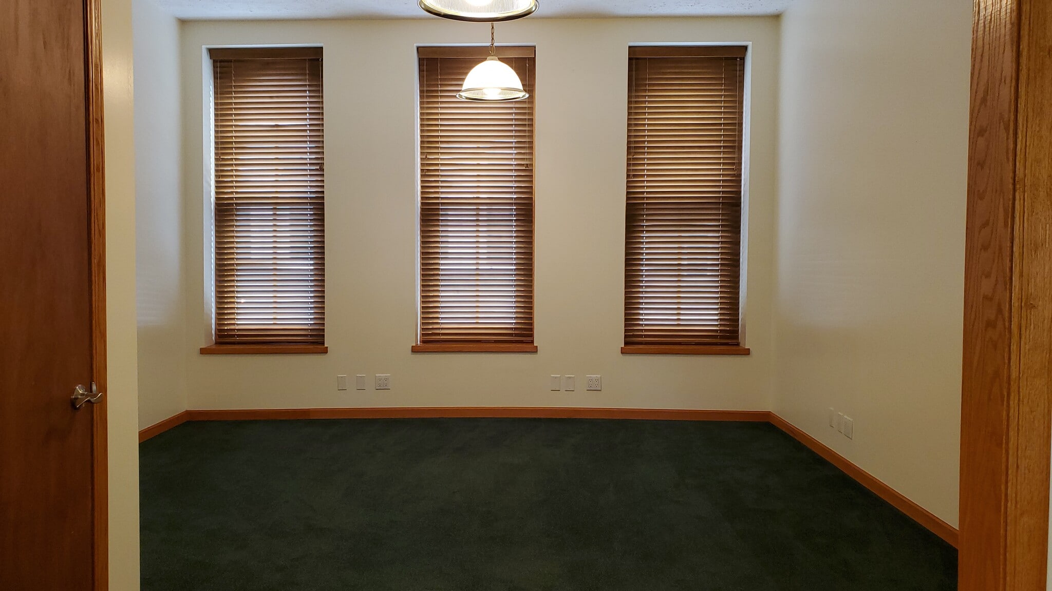 2nd floor front living/family room - 808 Main St