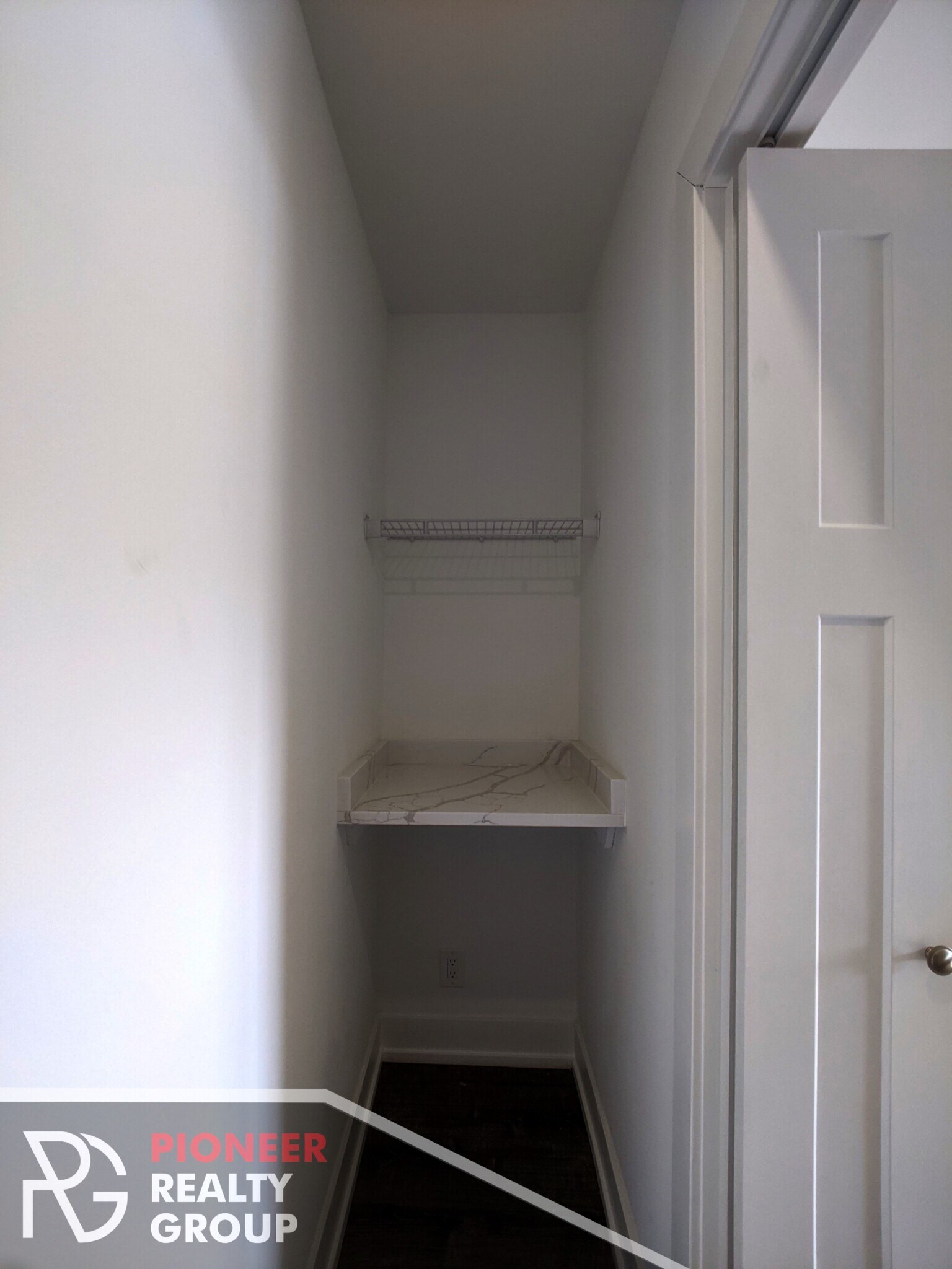 Building Photo - 456 W Barry Ave