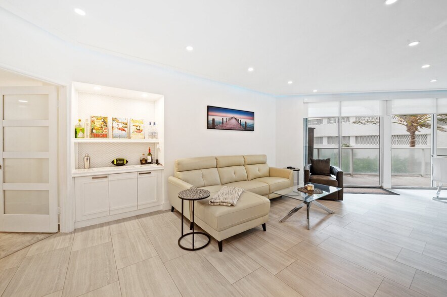 Building Photo - 16485 Collins Ave