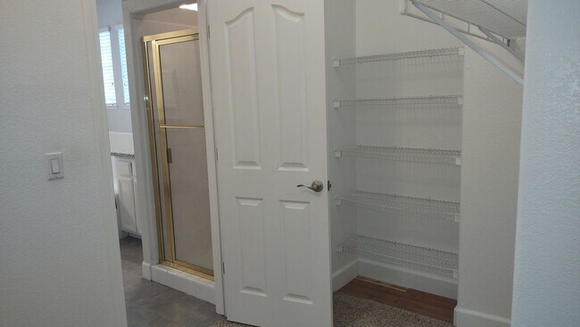 Building Photo - 6121 Lockridge Dr