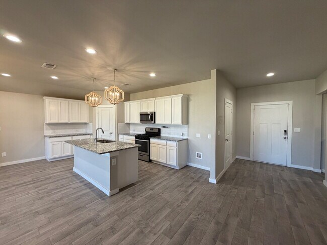 Building Photo - Beautiful 4 Bedroom 2 Bath Home in Wollforth!