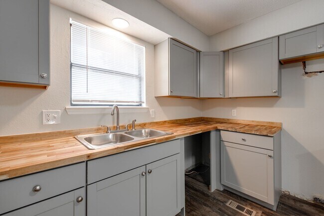 Building Photo - 718 Salem Rd