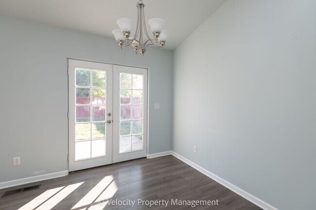Building Photo - Light & Bright Single Level Home!