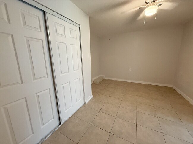 Building Photo - "Cozy 2-Bedroom Retreat in New Port Richey...