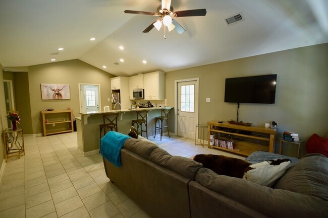 Building Photo - Beautiful Home in the Cul-de-sac
