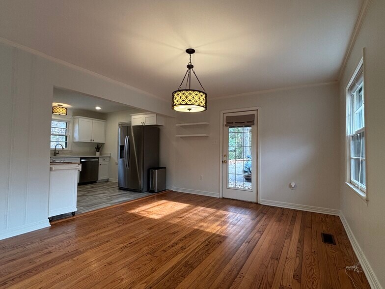 Building Photo - 2100 Durwood Rd