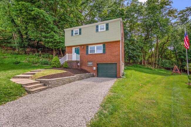 Primary Photo - AVAILABLE AUGUST 1ST!! Gorgeous 3 BEDROOM ...
