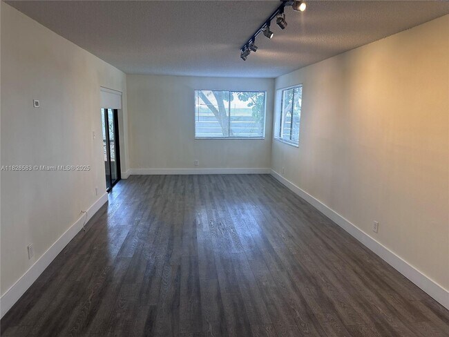 Building Photo - 185 Lakeview Dr