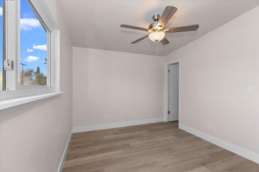 Building Photo - 9255 Fairlawn St