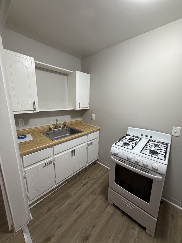 Building Photo - 2076 Elm Ave