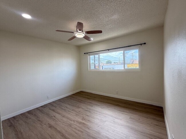 Building Photo - Spacious remodeled 2 BR apartment - Inglew...