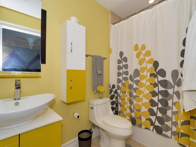 Building Photo - 3141 Hollywood Blvd