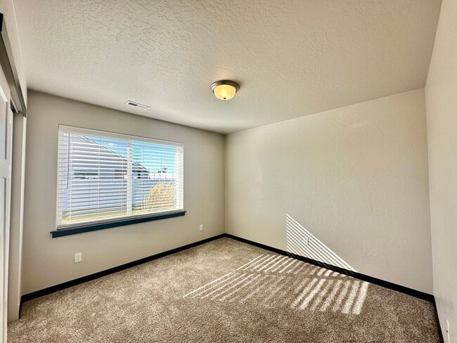 Building Photo - Modern 4 bedroom 2 bathroom home for rent ...
