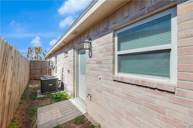 Building Photo - 19 Carlisle Ave